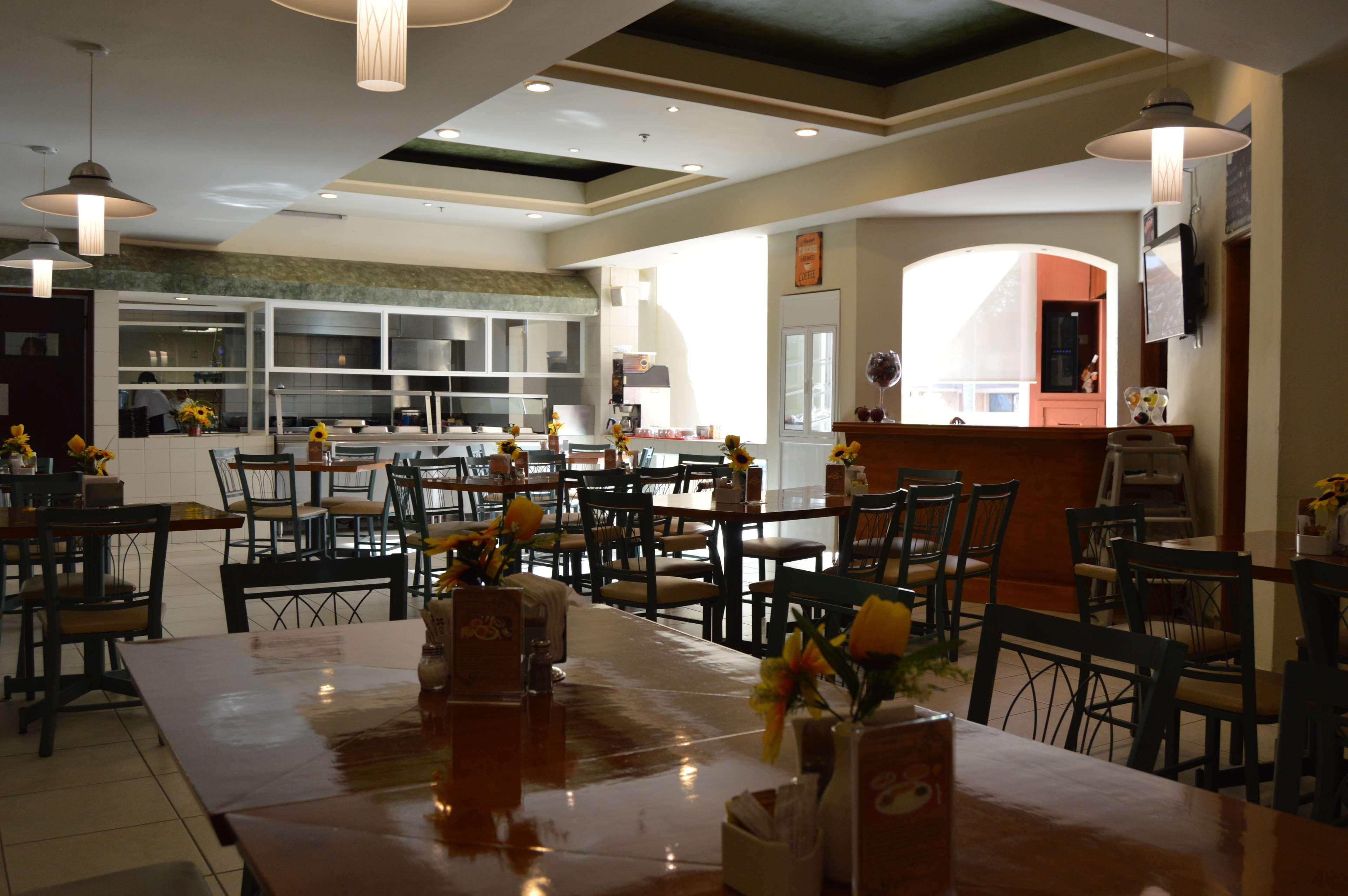 Best Western Bazarell Inn Montemorelos Eksteriør billede